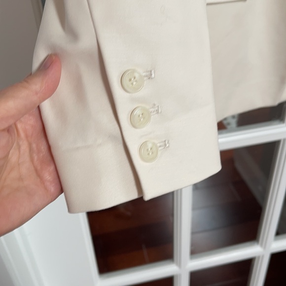 Vince Camuto 2X cream colored jacket with silk lining. - Picture 3 of 5
